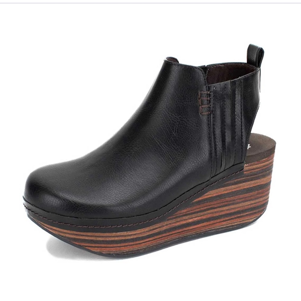 Size 6 NWOT Yellowbox Barty Clogs